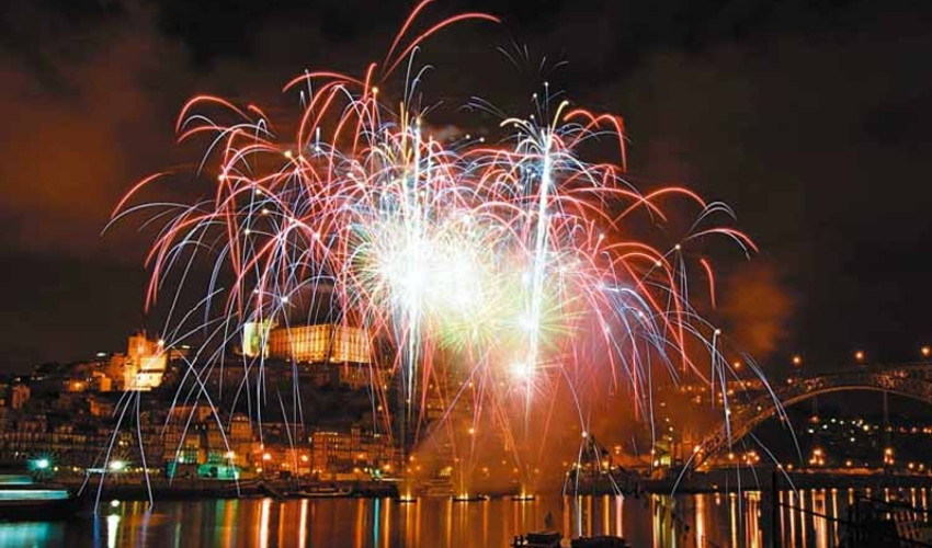 Fogo de artifício sobre água